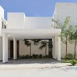 Modern Townhouse With Private Pool And Bbq Area