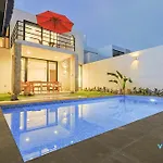Modern Townhouse With Private Pool And Bbq Area