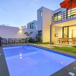 Modern Townhouse With Private Pool And Bbq Area
